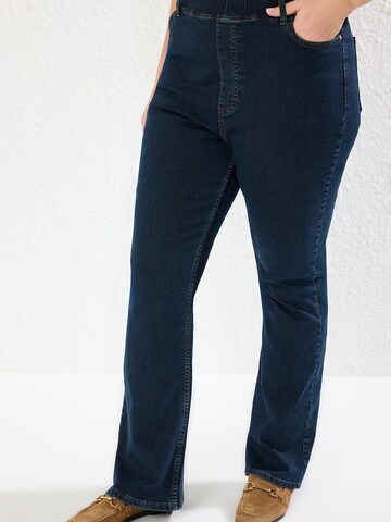 Trendyol Curve Slim fit Jeans in Blue: front