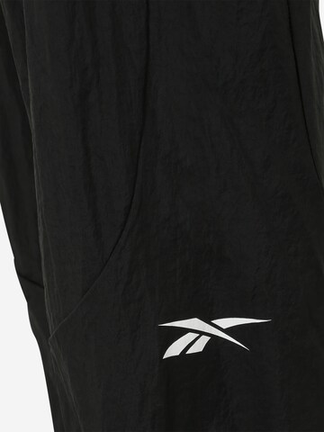 Reebok - Tapered Pantalón deportivo en negro