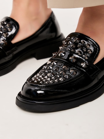 CESARE GASPARI Classic Flats in Black