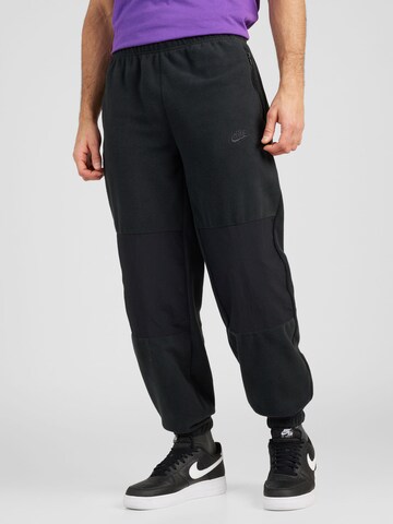 Effilé Pantalon 'Club Polar' Nike Sportswear en noir : devant