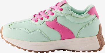 Sneaker de la Next pe verde: față