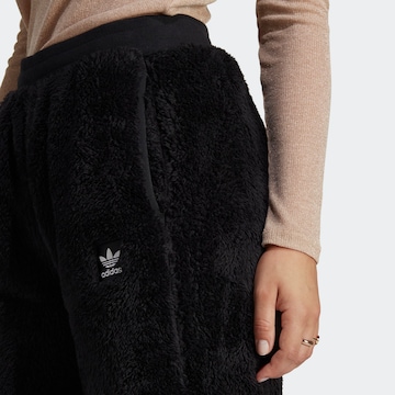 juoda ADIDAS ORIGINALS Laisvas Kelnės 'Essentials+ Fluffy Teddy'