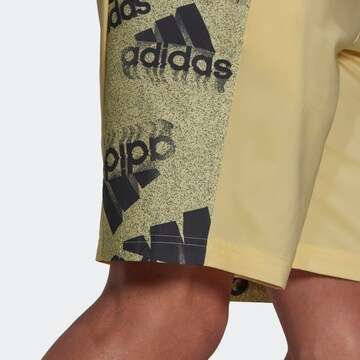 Regular Pantaloni sport 'Essentials Brandlove' de la ADIDAS SPORTSWEAR pe galben