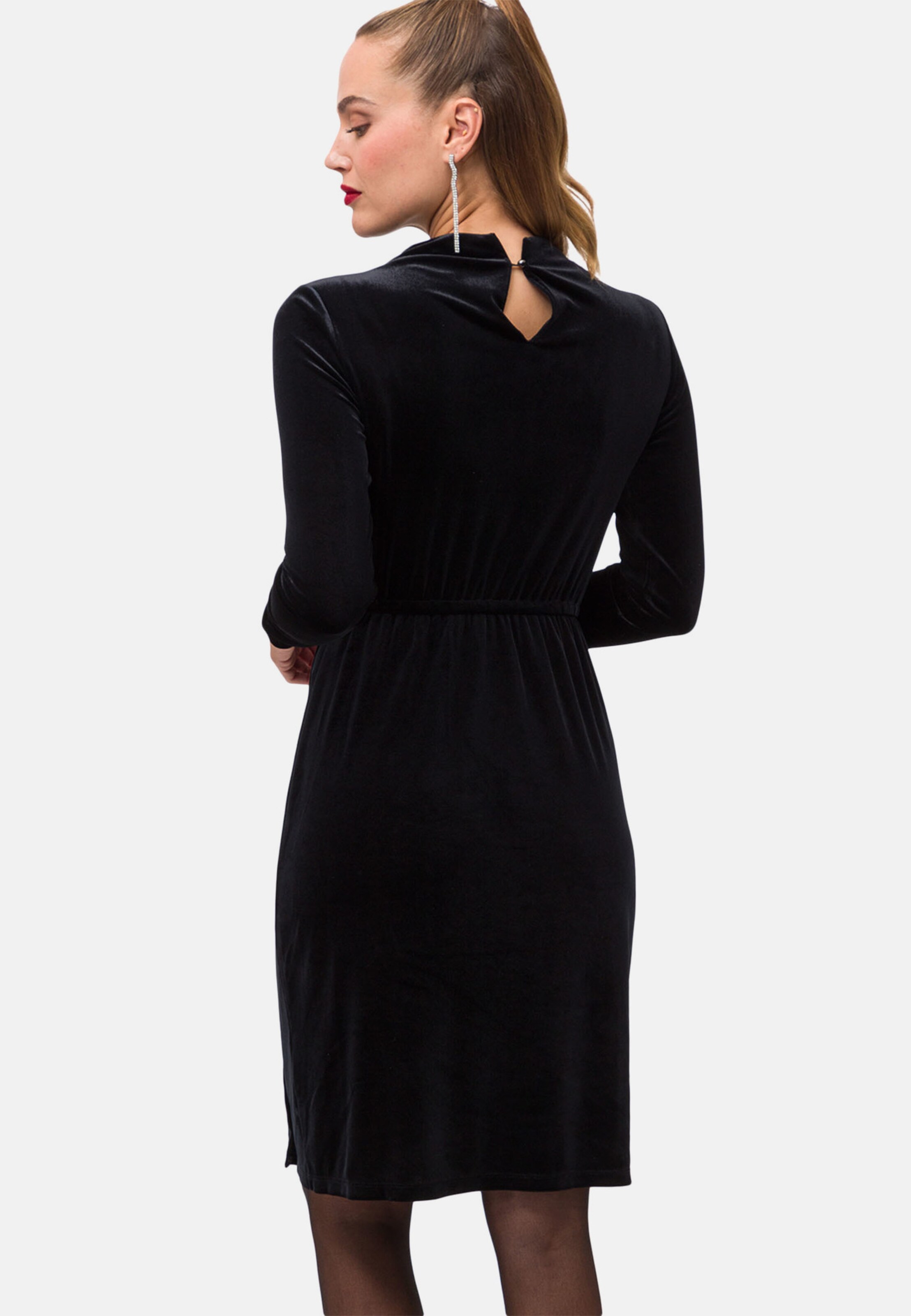 zero Samtkleid mit hohem Kragen in Schwarz
