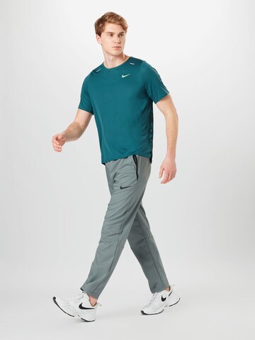 Regular Pantalon de sport 'Dry Woven' NIKE en gris