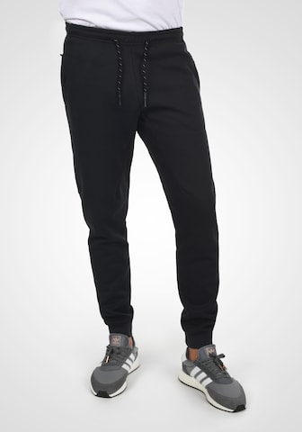 INDICODE JEANS Tapered Sweatpants 'Napanee' in Schwarz: predná strana