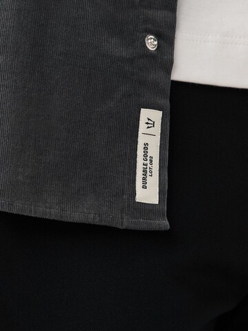 Coupe regular Chemise Next en gris