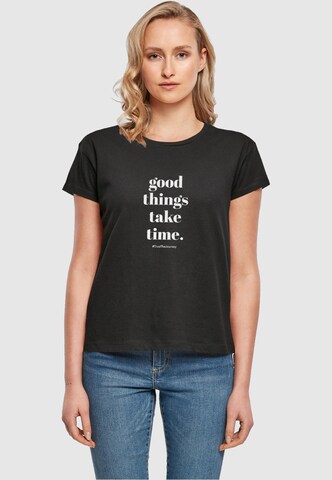 Merchcode T-Shirt 'Good Things Take Time' in Schwarz: Vorderseite
