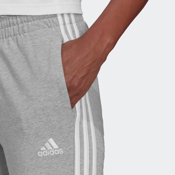 ADIDAS SPORTSWEAR Zwężany krój Spodnie sportowe 'Essentials' w kolorze szary