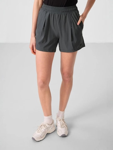 Tommy Life Workout Pants in Green: front