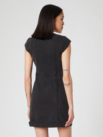 Robe 'Lilian' Hoermanseder x About You en noir