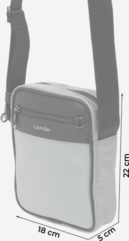 Calvin Klein Umhängetasche in Grau