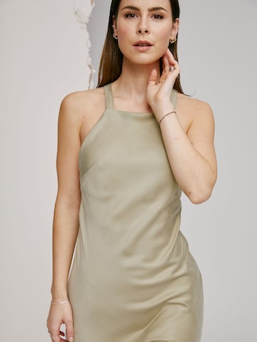 A LOT LESS - Vestido en verde: frente