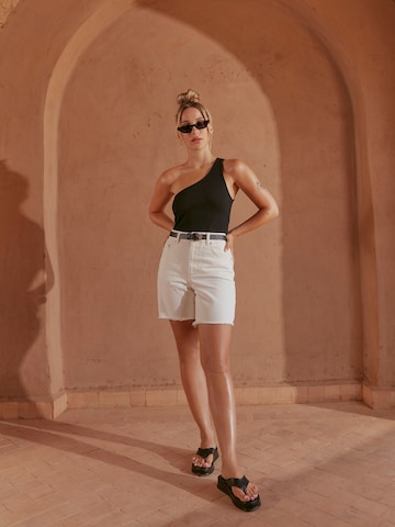 regular Jeans 'Frieda' di Ema Louise x ABOUT YOU in bianco