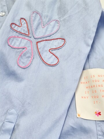 LIKS. Munich Bluzka 'Bluse Herzblumen Patch an Ärmel - GweniC' w kolorze niebieski
