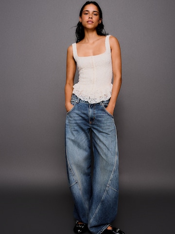 Barrel Jeans de la Bershka pe albastru