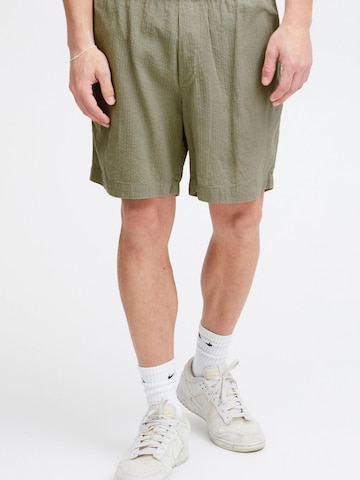 Regular Pantalon chino 'Frevne' !Solid en vert