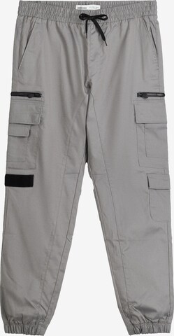 Bershka Regular Cargo trousers in Grey: front