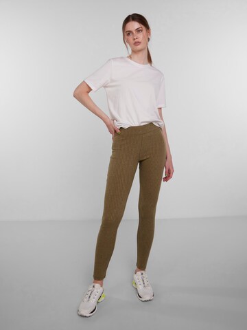 Skinny Leggings 'Molly' de la PIECES pe verde