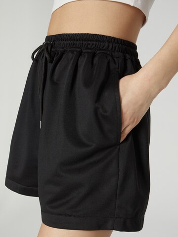 ABOUT YOU x Chiara Biasi Loosefit Shorts 'Alia' in Schwarz