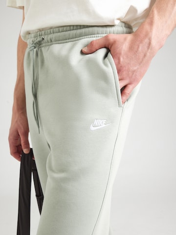 Nike SportswearTapered Hlače 'CLUB' - zelena boja