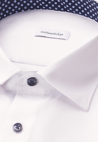 Coupe slim Chemise business 'Schwarze Rose' SEIDENSTICKER en blanc