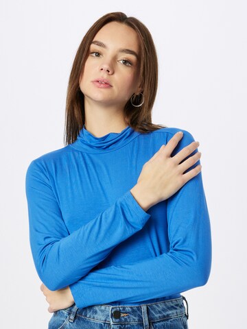 BLUE SEVEN T-shirt i blå: framsida