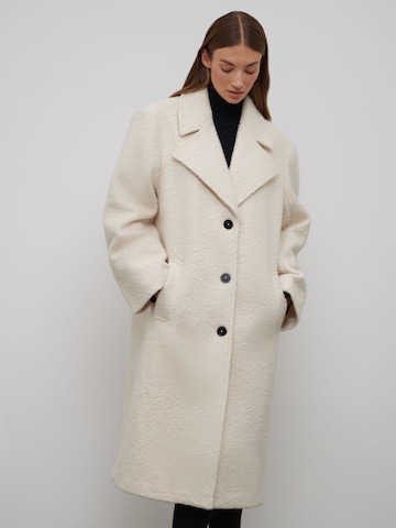 RÆRE by Lorena Rae Between-Seasons Coat 'Emelie' in White