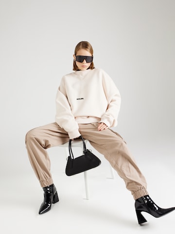 Karo KauerSweater majica 'Sold Out' - bijela boja
