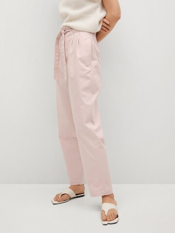 regular Pantaloni con pieghe di MANGO in rosa: frontale