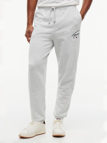 Tommy Jeans Tapered Nadrág 'SIGNATURE' - szürke: elől