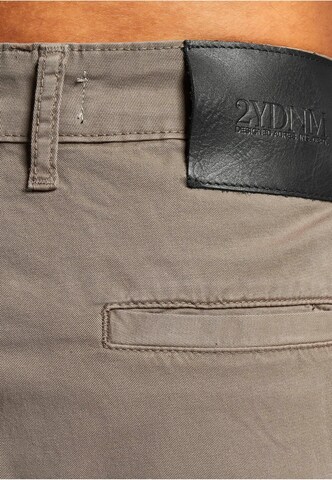 2Y Premium Tapered Cargo Jeans in Grey