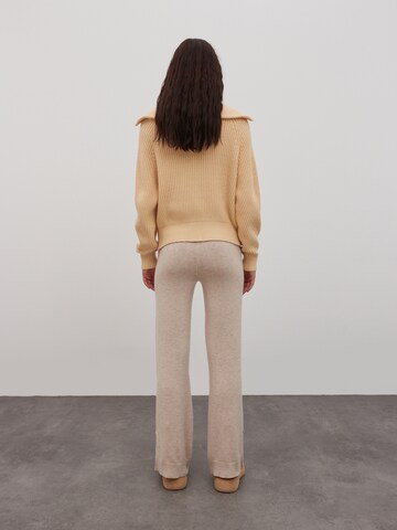 Bootcut Pantaloni 'Lunette' di EDITED in beige