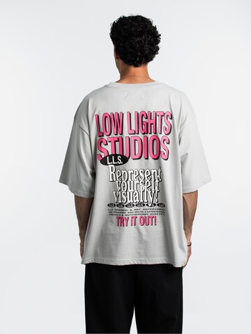 Low Lights Studios T-Shirt in Grau: Vorderseite