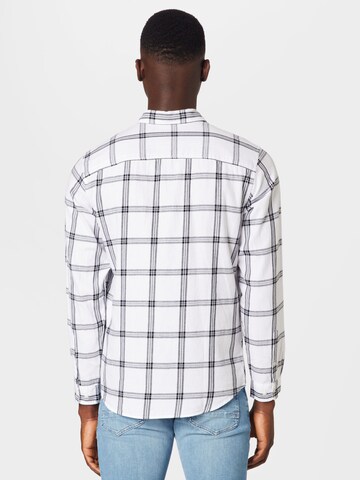 JACK & JONES جينز ضيق الخصر والسيقان قميص 'Gingham' بلون أبيض