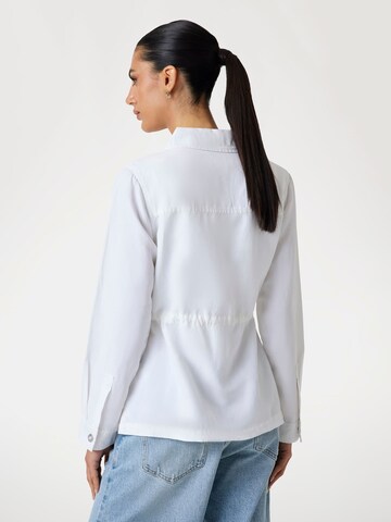 GUESS Between-Season Jacket in White