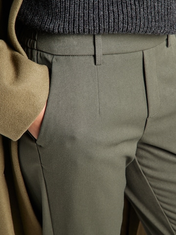 Slimfit Pantaloni con pieghe 'OBJLisa' di OBJECT in verde