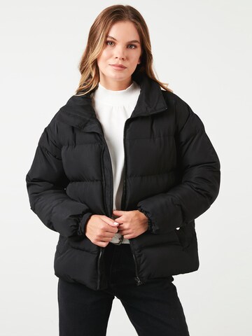LELA Winter Coat in Black: front