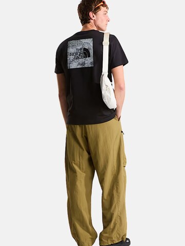 THE NORTH FACE T-shirt 'THE NORTH FACE M BOX NSE CELEBRATION T-SHIRT' i svart