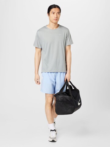 T-Shirt fonctionnel 'Miler' NIKE en gris