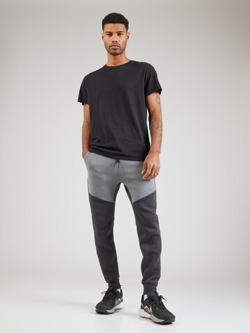 Nike Sportswear Tapered Παντελόνι 'TCH FLC' σε γκρι