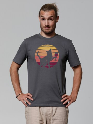 Watapparel Shirt ' Sunset Katze & Rotwein ' in Grau: Vorderseite