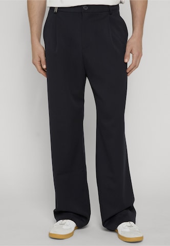 2Y Studios Loose fit Pleat-Front Pants 'Tahlo' in Blue: front