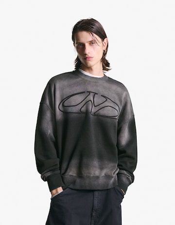 BershkaSweater majica - siva boja: prednji dio
