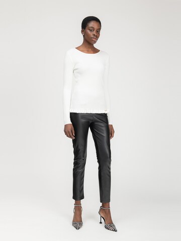 Influencer Sweter w kolorze biały