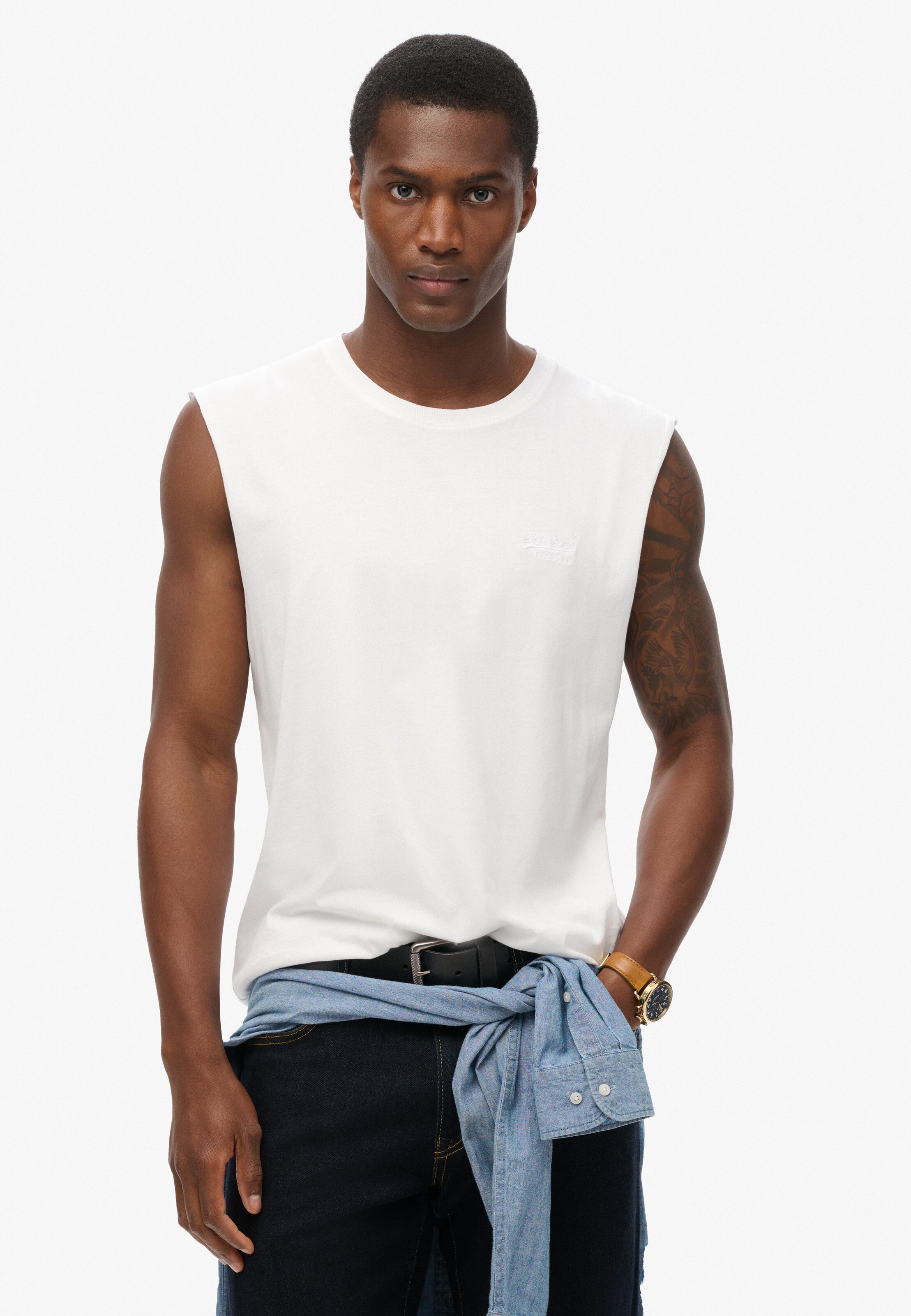 T-Shirt 'Essential' Superdry en blanc : devant