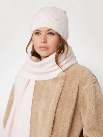 GUESS Beanie in Pink: front