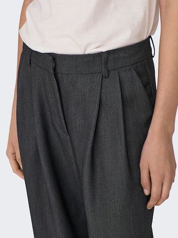 Loosefit Pantaloni con pieghe 'ONLHATTIE' di ONLY in grigio