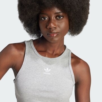 ADIDAS ORIGINALS Топ 'Essentials' в сиво