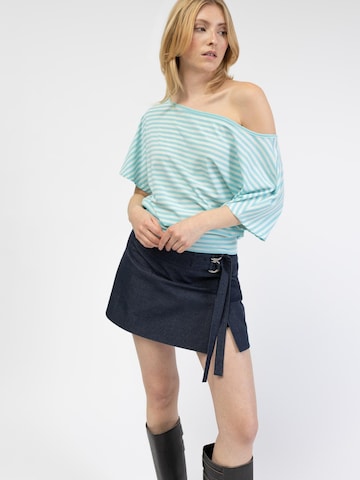 BROKE + SCHÖN Shirt 'Gestreiftes Offshoulder T-Shirt'‌ in Blau